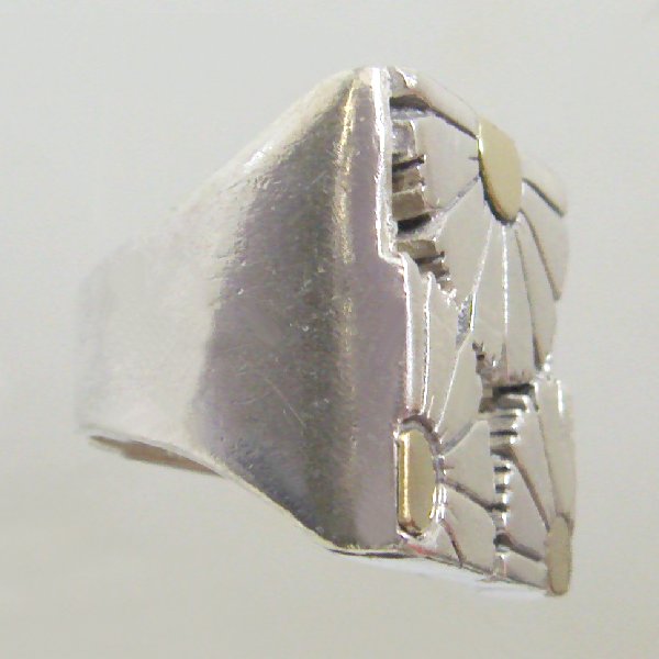 (r1068)Anillo de plata cuadrado con motivo de flores.